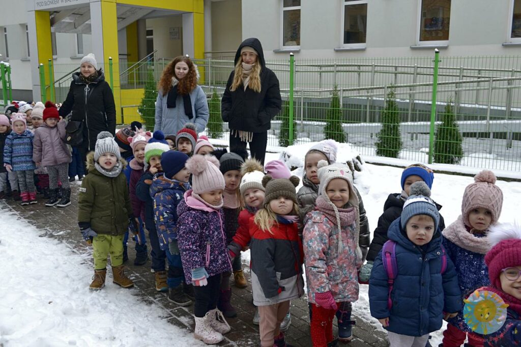 Dzieci czekają pod przedszkolem - Przedszkole Samorządowe Nr 2 Pod Słonkiem w Białymstoku
