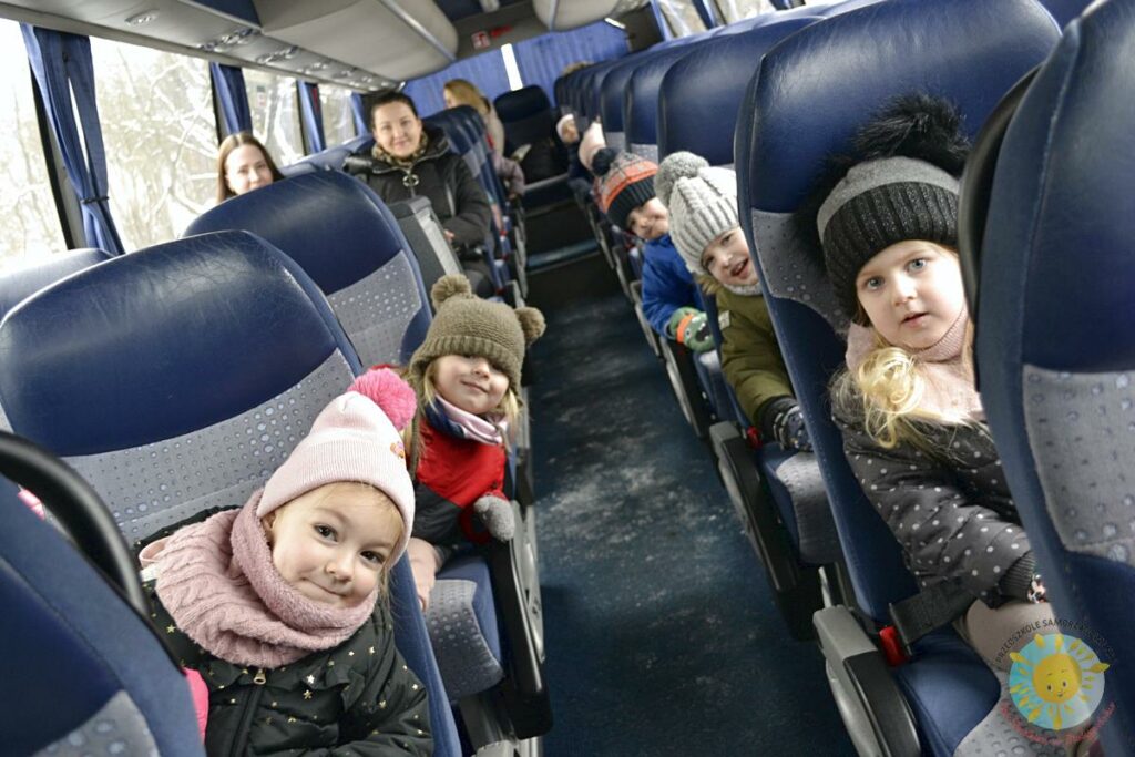 Dzieci w autobusie - Przedszkole Samorządowe Nr 2 Pod Słonkiem w Białymstoku