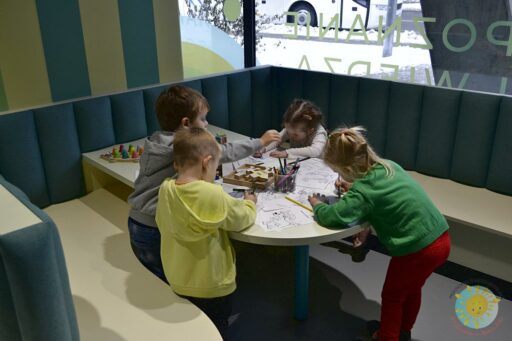 Dzieci korzystające z różnych atrakcji epi-centrum - Przedszkole Samorządowe Nr 2 Pod Słonkiem w Białymstoku