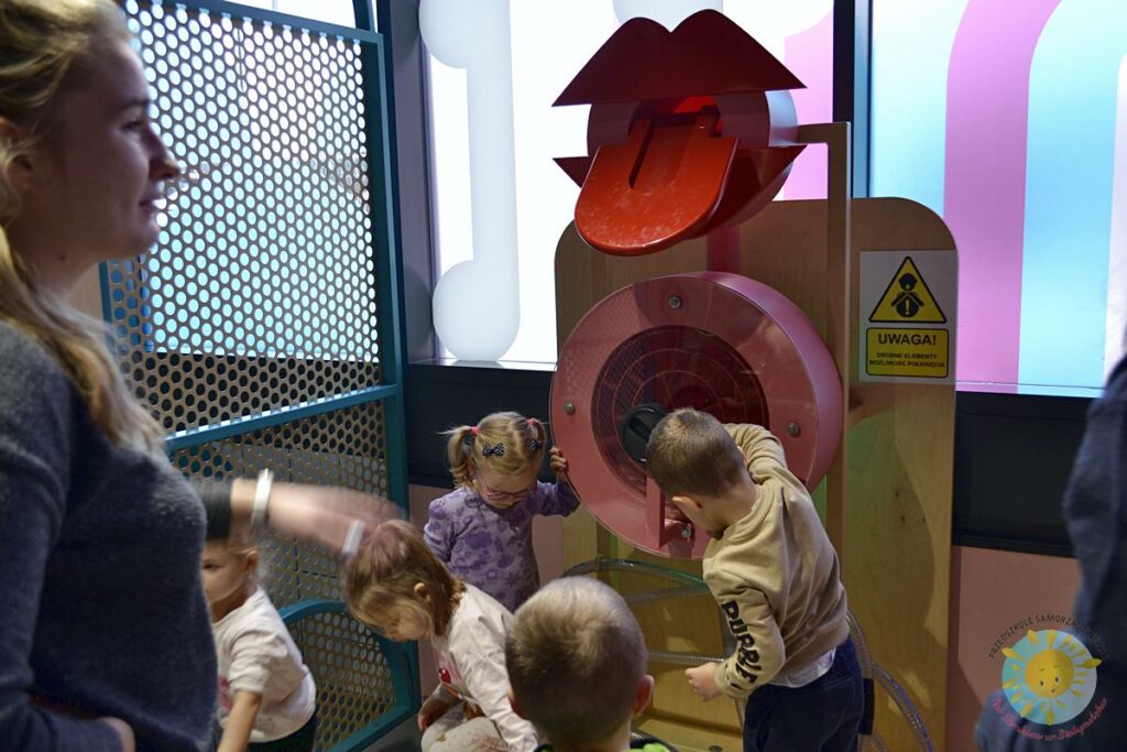 Dzieci korzystające z różnych atrakcji epi-centrum - Przedszkole Samorządowe Nr 2 Pod Słonkiem w Białymstoku