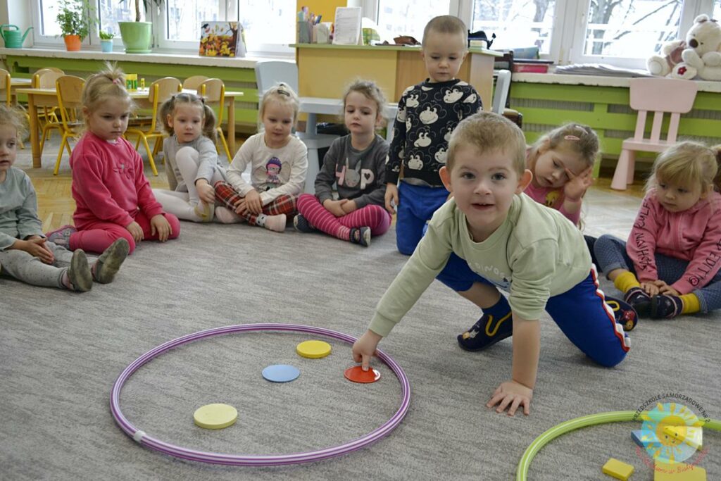 Dzieci aktywnie bawią się podczas zajęć - Przedszkole Samorządowe Nr 2 Pod Słonkiem w Białymstoku