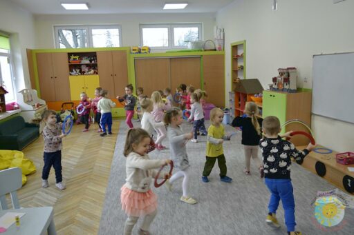Dzieci aktywnie bawią się podczas zajęć - Przedszkole Samorządowe Nr 2 Pod Słonkiem w Białymstoku