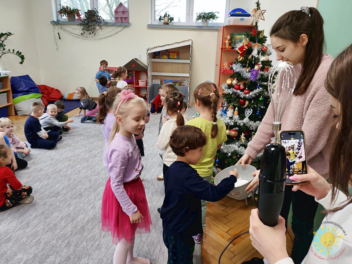 Dzieci w wieku przedszkolnym biorące udział w zajęciach - Przedszkole Samorządowe Nr 2 Pod Słonkiem w Białymstoku
