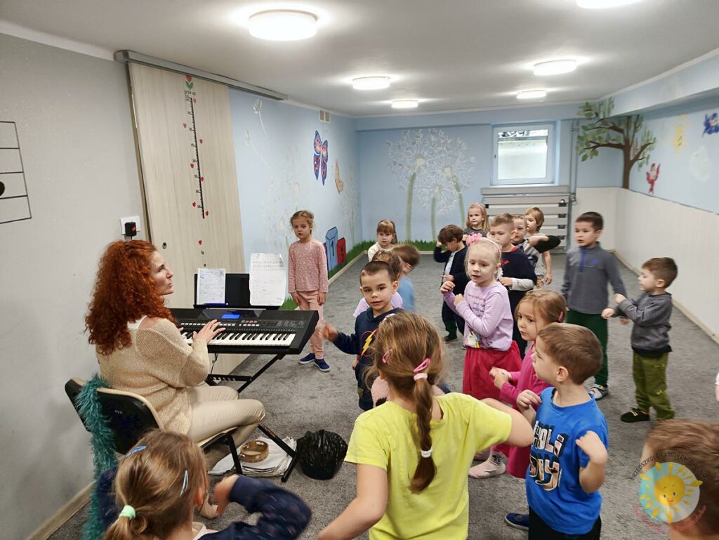 Dzieci w wieku przedszkolnym biorące udział w zajęciach - Przedszkole Samorządowe Nr 2 Pod Słonkiem w Białymstoku