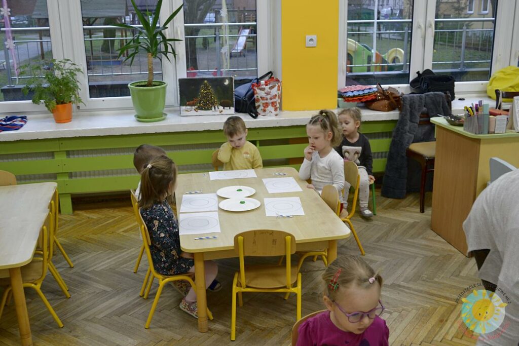 Dzieci wykonujące prace plastyczna - Przedszkole Samorządowe Nr 2 Pod Słonkiem w Białymstoku