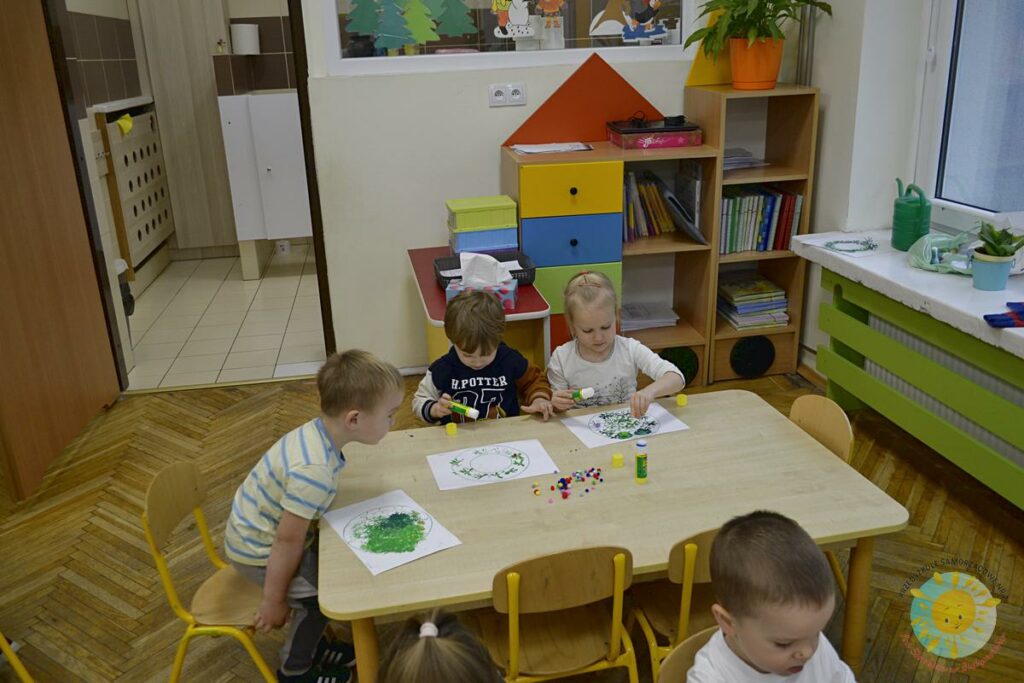 Dzieci wykonujące prace plastyczna - Przedszkole Samorządowe Nr 2 Pod Słonkiem w Białymstoku
