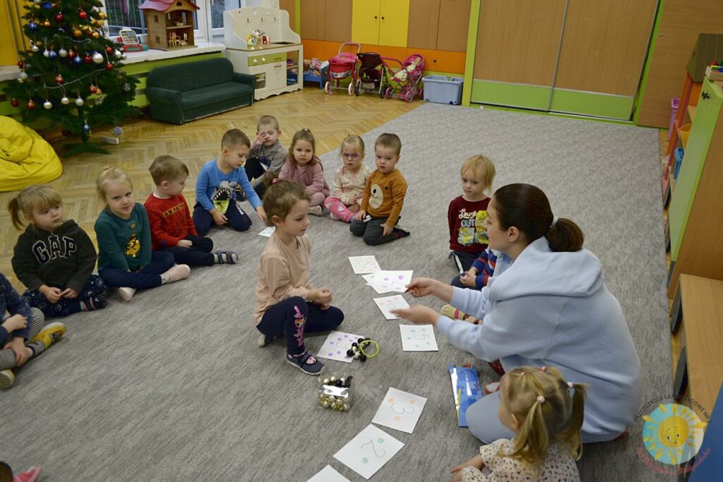 Dzieci biorące udział w zajęciach matematycznych - Przedszkole Samorządowe Nr 2 Pod Słonkiem w Białymstoku