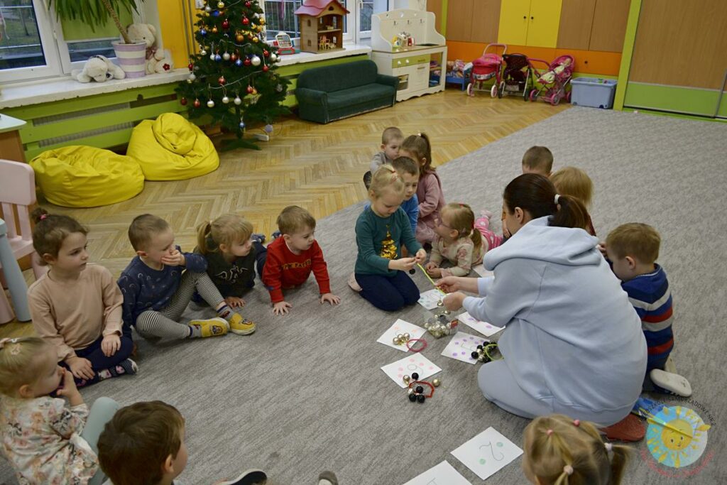 Dzieci biorące udział w zajęciach matematycznych - Przedszkole Samorządowe Nr 2 Pod Słonkiem w Białymstoku