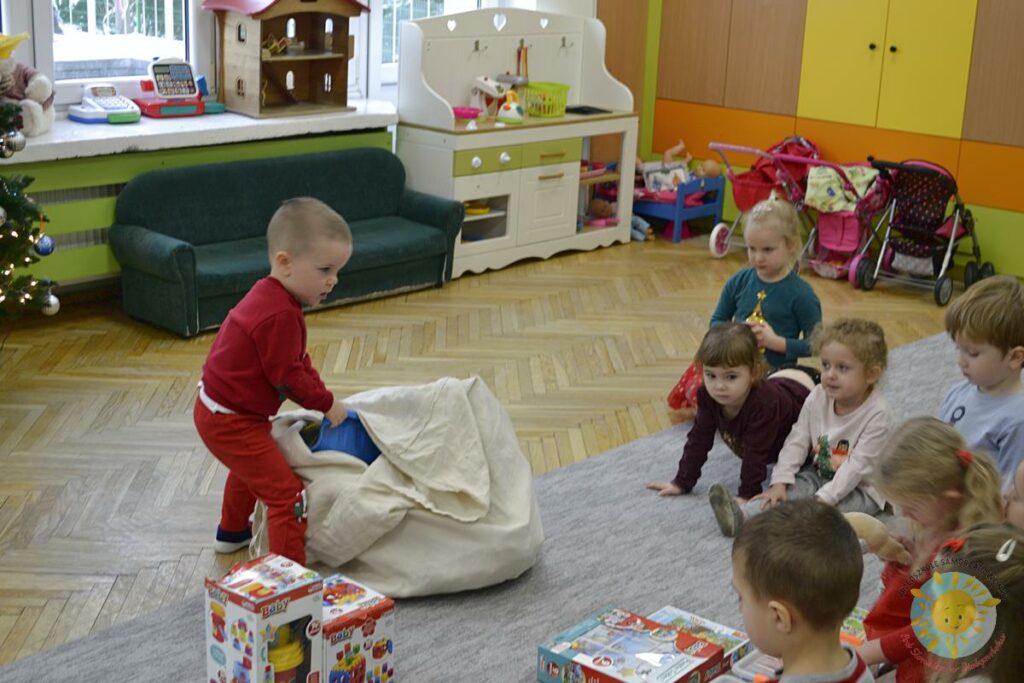 Dzieci rozpakowują worek prezentów - Przedszkole Samorządowe Nr 2 Pod Słonkiem w Białymstoku