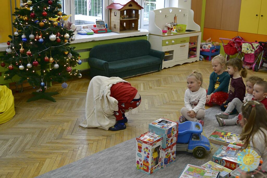 Dzieci rozpakowują worek prezentów - Przedszkole Samorządowe Nr 2 Pod Słonkiem w Białymstoku
