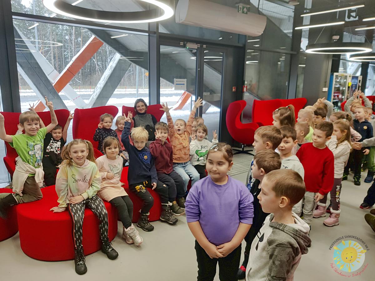 Dzieci czekają w poczekali epi-centrum - Przedszkole Samorządowe Nr 2 Pod Słonkiem w Białymstoku