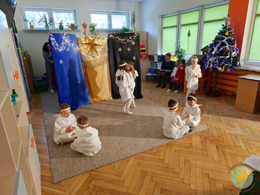 Przebrane dzieci biorące udział w przedstawieniu jasełkowym - Przedszkole Samorządowe Nr 2 Pod Słonkiem w Białymstoku