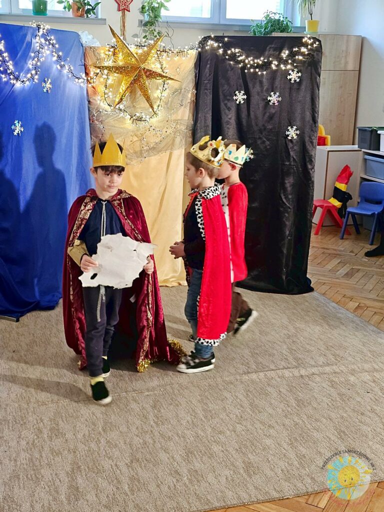 Przebrane dzieci biorące udział w przedstawieniu jasełkowym - Przedszkole Samorządowe Nr 2 Pod Słonkiem w Białymstoku