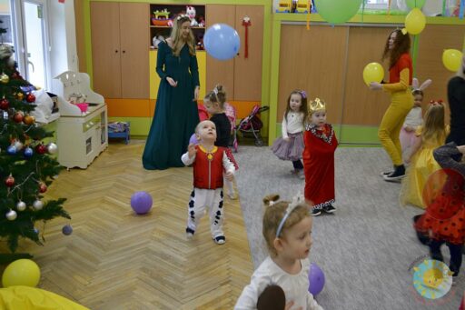 Bawiące się dzieci podczas karnawału - Przedszkole Samorządowe Nr 2 Pod Słonkiem w Białymstoku