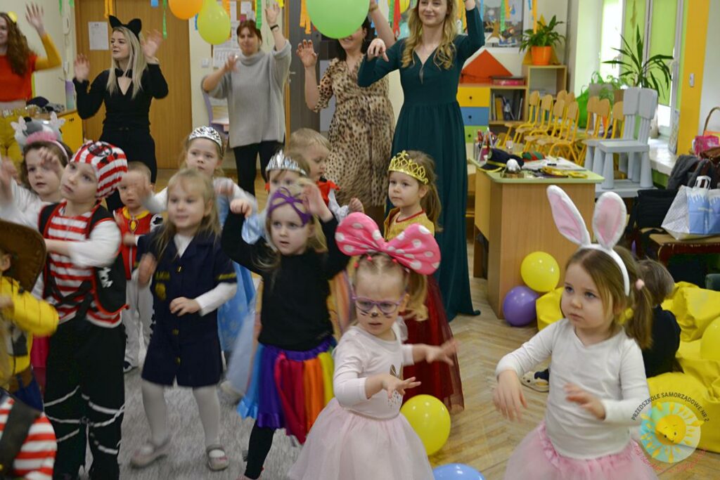Bawiące się dzieci podczas karnawału - Przedszkole Samorządowe Nr 2 Pod Słonkiem w Białymstoku