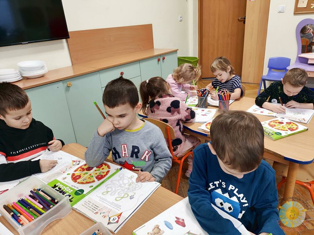 Dzieci siedzą przy stole i wykonują pracę plastyczną  - Przedszkole Samorządowe Nr 2 Pod Słonkiem w Białymstoku