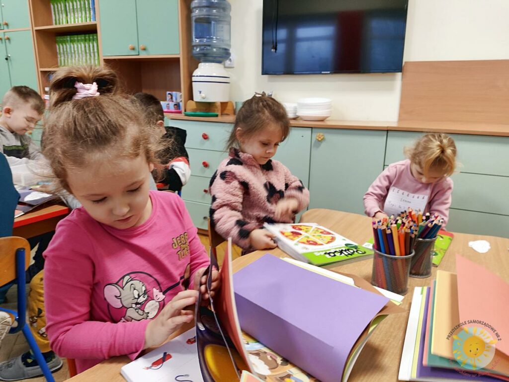 Dzieci siedzą przy stole i wykonują pracę plastyczną  - Przedszkole Samorządowe Nr 2 Pod Słonkiem w Białymstoku