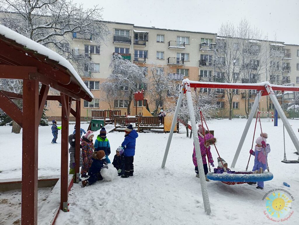 Bawiące się dzieci na śniegu - Przedszkole Samorządowe Nr 2 Pod Słonkiem w Białymstoku