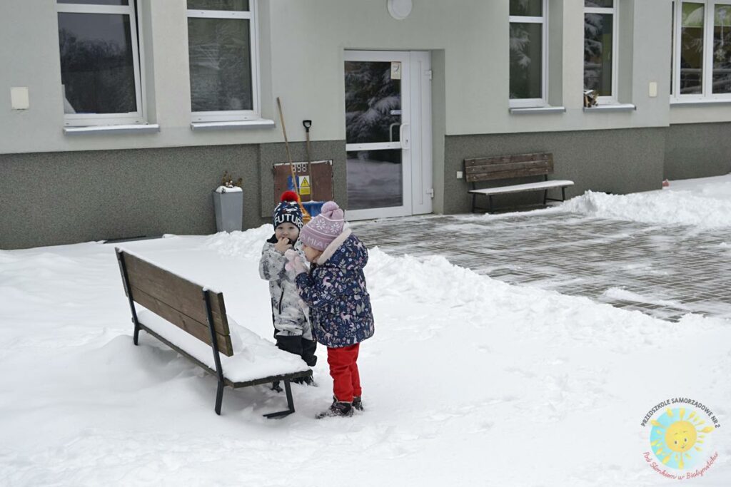 Bawiące się dzieci na śniegu - Przedszkole Samorządowe Nr 2 Pod Słonkiem w Białymstoku