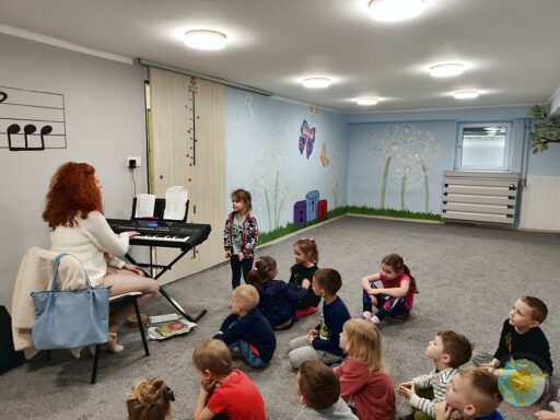 Dzieci bawiące się przy zajęciach rytmicznych - Przedszkole Samorządowe Nr 2 Pod Słonkiem w Białymstoku