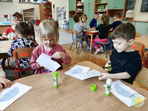 Dzieci siedzące przy stole w przedszkolu - Przedszkole Samorządowe Nr 2 Pod Słonkiem w Białymstoku
