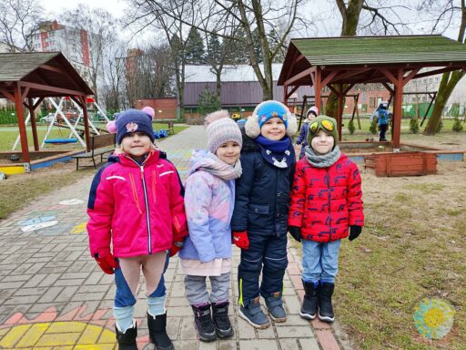 Pozujące dzieci do zdjęcia w ogrodzie przedszkolnym - Przedszkole Samorządowe Nr 2 Pod Słonkiem w Białymstoku