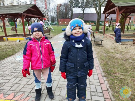 Pozujące dzieci do zdjęcia w ogrodzie przedszkolnym - Przedszkole Samorządowe Nr 2 Pod Słonkiem w Białymstoku