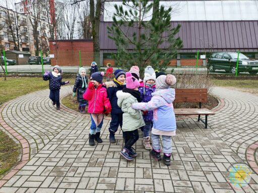 Bawiące się dzieci w ogrodzie przedszkolnym - Przedszkole Samorządowe Nr 2 Pod Słonkiem w Białymstoku