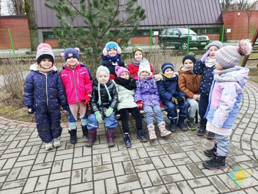 Bawiące się dzieci w ogrodzie przedszkolnym - Przedszkole Samorządowe Nr 2 Pod Słonkiem w Białymstoku