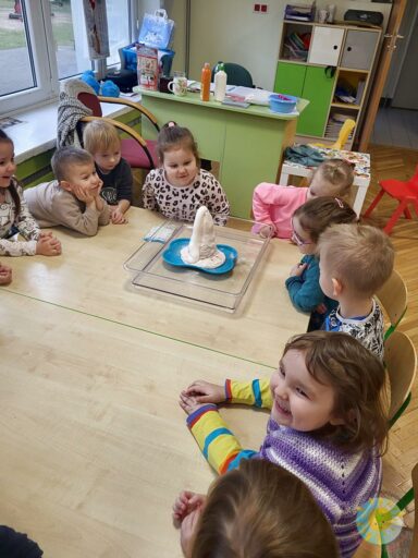 Dzieci siedzące przy stole w przedszkolu - Przedszkole Samorządowe Nr 2 Pod Słonkiem w Białymstoku
