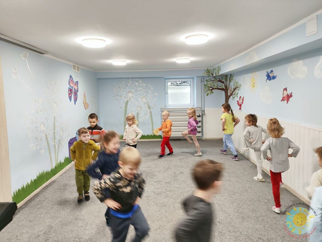 Dzieci bawiące się przy zajęciach rytmicznych - Przedszkole Samorządowe Nr 2 Pod Słonkiem w Białymstoku