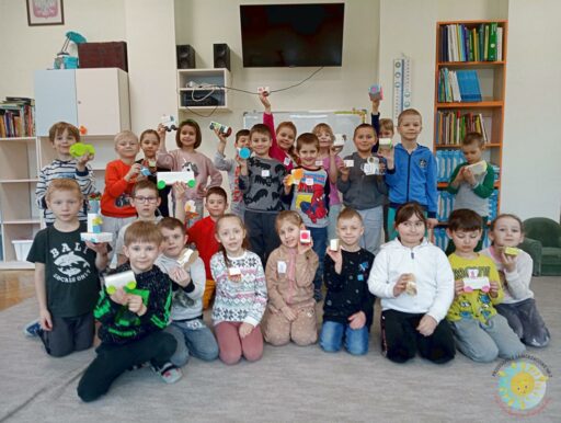 Dzieci pozują do zdjęcia - Przedszkole Samorządowe Nr 2 Pod Słonkiem w Białymstoku