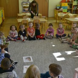 Dzieci uczestniczą w zajęciach - Przedszkole Samorządowe Nr 2 Pod Słonkiem w Białymstoku
