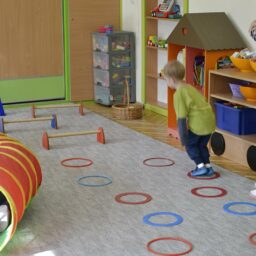 Bawiące się dzieci na dywanie przedszkolnym - Przedszkole Samorządowe Nr 2 Pod Słonkiem w Białymstoku