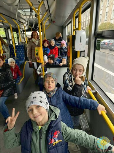 Dzieci jadące autobusem - Przedszkole Samorządowe Nr 2 Pod Słonkiem w Białymstoku