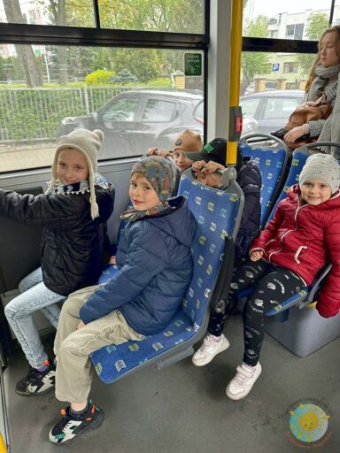 Dzieci jadące autobusem - Przedszkole Samorządowe Nr 2 Pod Słonkiem w Białymstoku