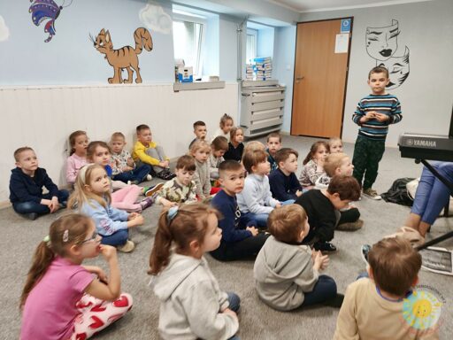Dzieci uczestniczą w zajęciach rytmicznych - Przedszkole Samorządowe Nr 2 Pod Słonkiem w Białymstoku
