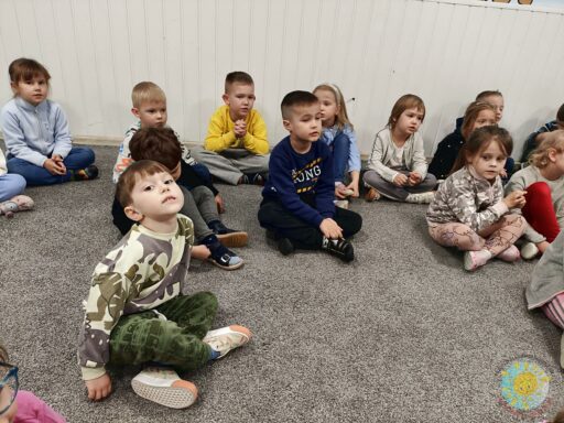 Dzieci uczestniczą w zajęciach rytmicznych - Przedszkole Samorządowe Nr 2 Pod Słonkiem w Białymstoku
