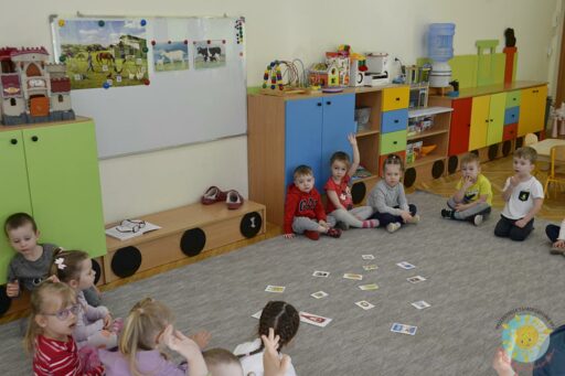 Dzieci uczestniczą w zajęciach - Przedszkole Samorządowe Nr 2 Pod Słonkiem w Białymstoku