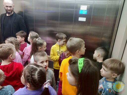 Kilkoro dzieci na wycieczce w szkole technicznej - Przedszkole Samorządowe Nr 2 Pod Słonkiem w Białymstoku