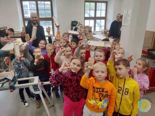 Kilkoro dzieci na wycieczce w szkole technicznej - Przedszkole Samorządowe Nr 2 Pod Słonkiem w Białymstoku