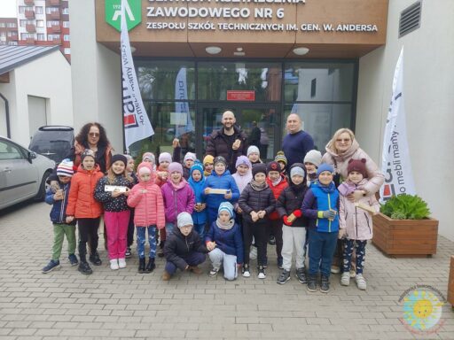 Kilkoro dzieci wraz z nauczycielami pozujących do zdjęcia - Przedszkole Samorządowe Nr 2 Pod Słonkiem w Białymstoku