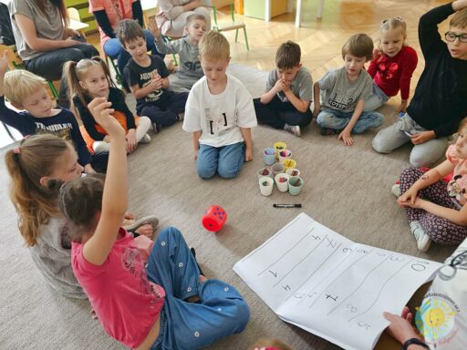 Bawiące się dzieci na dywanie przedszkolnym - Przedszkole Samorządowe Nr 2 Pod Słonkiem w Białymstoku