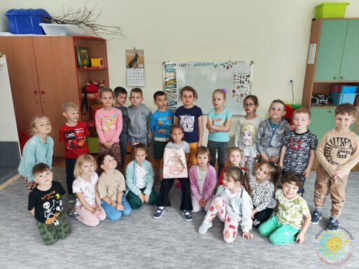 Grupa dzieci pozuje do zdjęcia - Przedszkole Samorządowe Nr 2 Pod Słonkiem w Białymstoku
