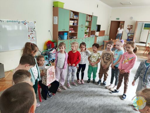 Grupa dzieci pozuje do zdjęcia - Przedszkole Samorządowe Nr 2 Pod Słonkiem w Białymstoku
