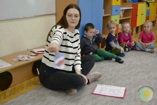 Studentka prowadzi zajęcia dla grupki dzieci - Przedszkole Samorządowe Nr 2 Pod Słonkiem w Białymstoku