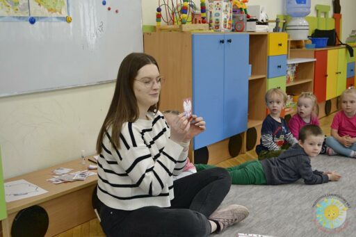 Studentka prowadzi zajęcia dla grupki dzieci - Przedszkole Samorządowe Nr 2 Pod Słonkiem w Białymstoku