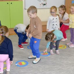 Dzieci uczestniczą w zajęciach - Przedszkole Samorządowe Nr 2 Pod Słonkiem w Białymstoku