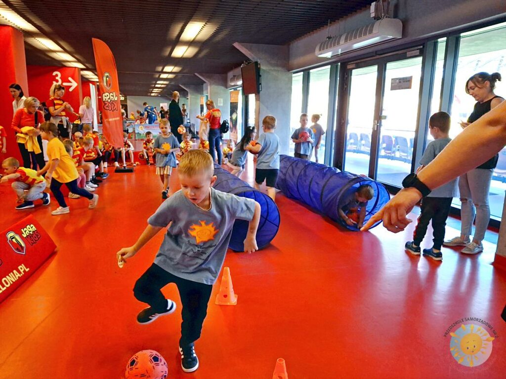 Bawiące się dzieci podczas wycieczki w plenerze Stadion Miejski - Przedszkole Samorządowe Nr 2 Pod Słonkiem w Białymstoku