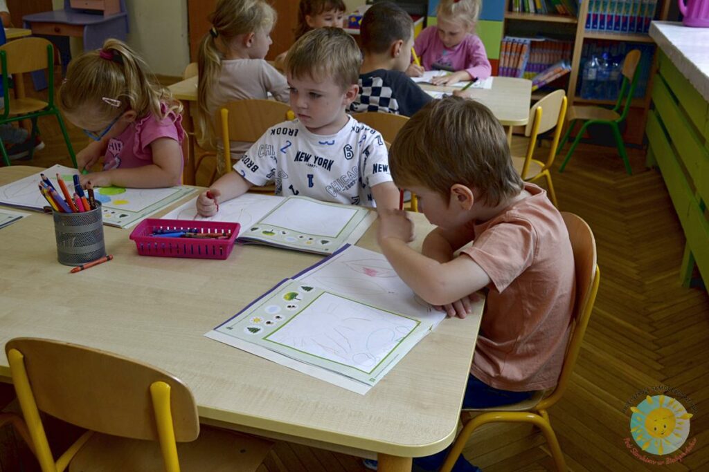 Dzieci uczestniczą w zajęciach - Przedszkole Samorządowe Nr 2 Pod Słonkiem w Białymstoku